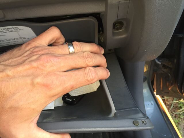 Releasing the right catch of the glove compartment