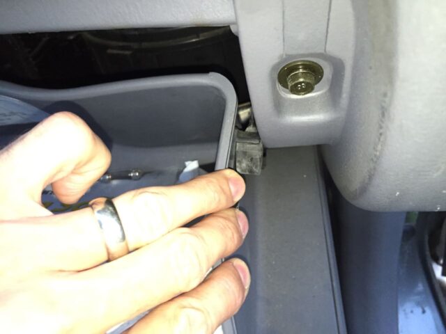 Right glove compartment door catch released