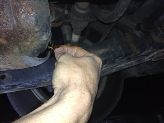 Start the oil plug by hand
