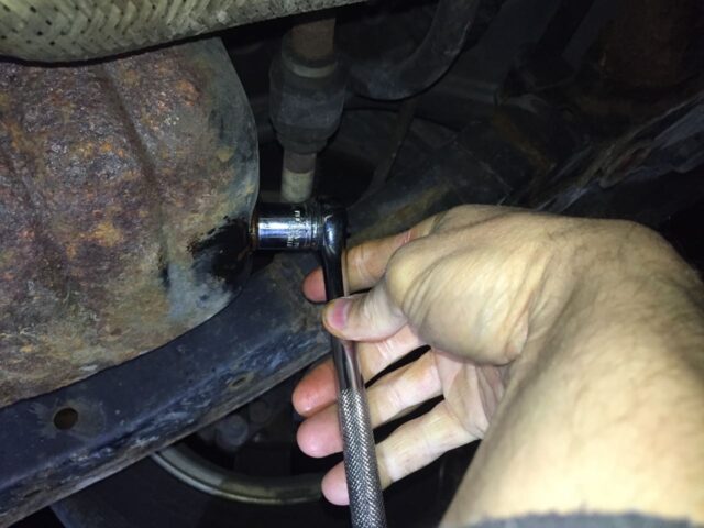 Tightening the oil plug with a socket ratchet