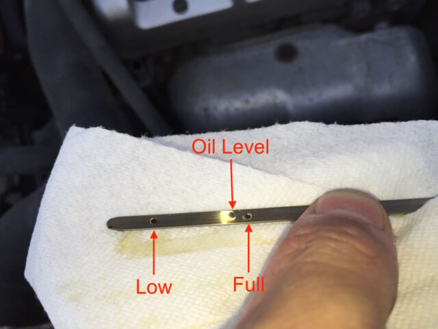 Reading the dipstick with fresh oil