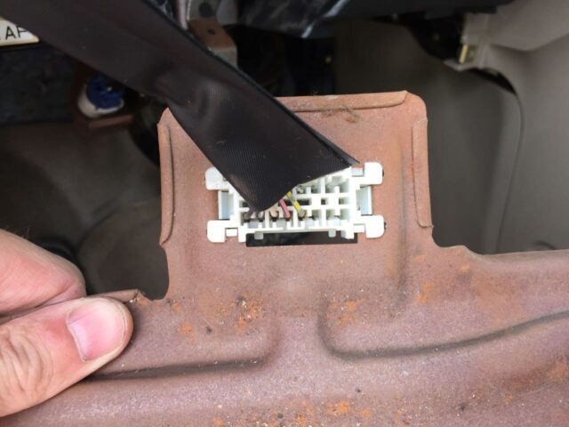 Electrical clip snapped into the metal dash panel