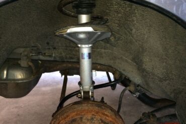 1999-2005 Hyundai Accent-Rear Strut Replacement