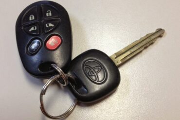 How to Program the Door Lock Transmitter on a 2003 Toyota Sienna