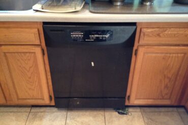 KitchenAid Sculptura Undercounter Dishwasher KUDR24SE--The Door Won't Open!