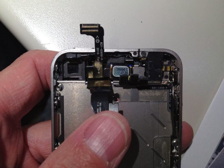 How to Repair Your iPhone and Keep Track of All the Screws